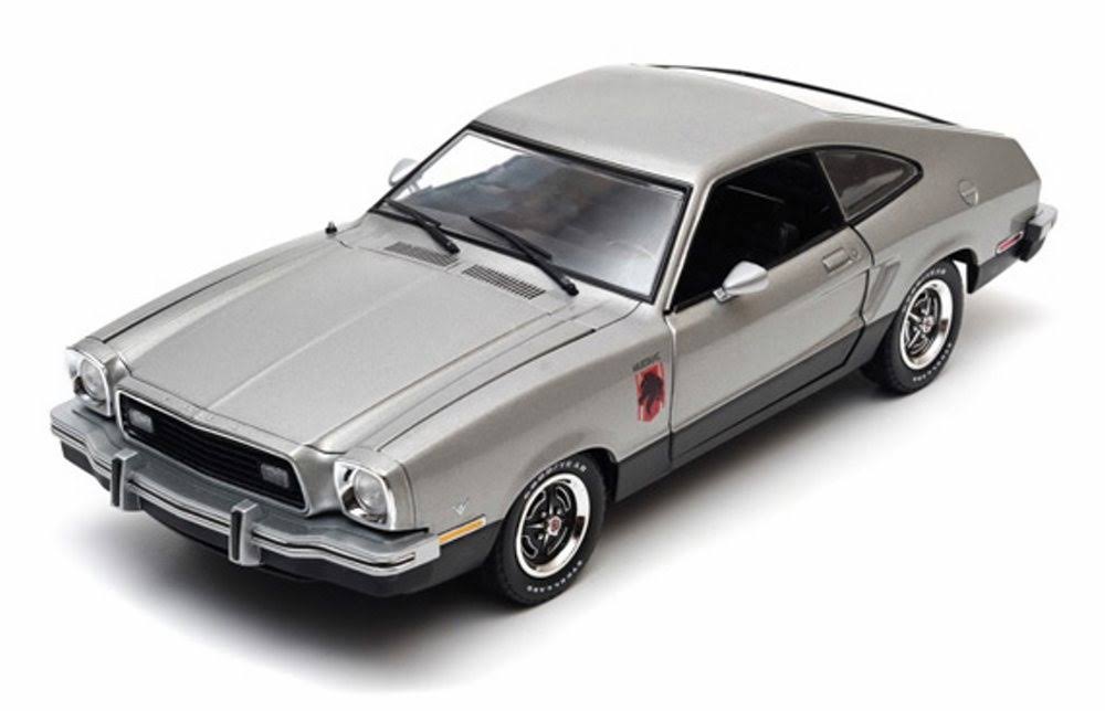 1/18 Scale Diecast Model Car D742709